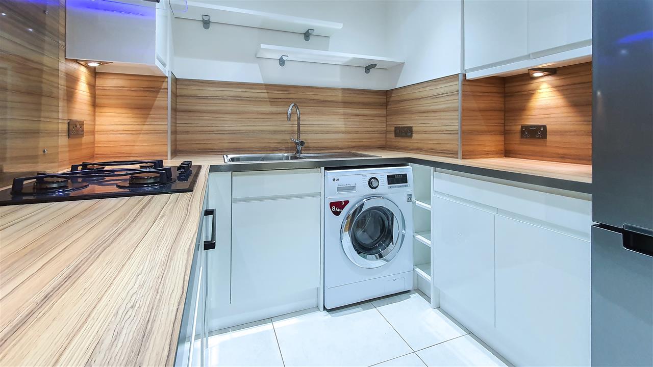 2 bed flat to rent in Manor Gardens 2