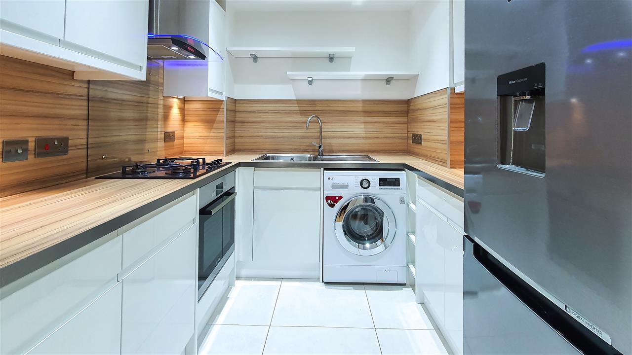 2 bed flat to rent in Manor Gardens 4