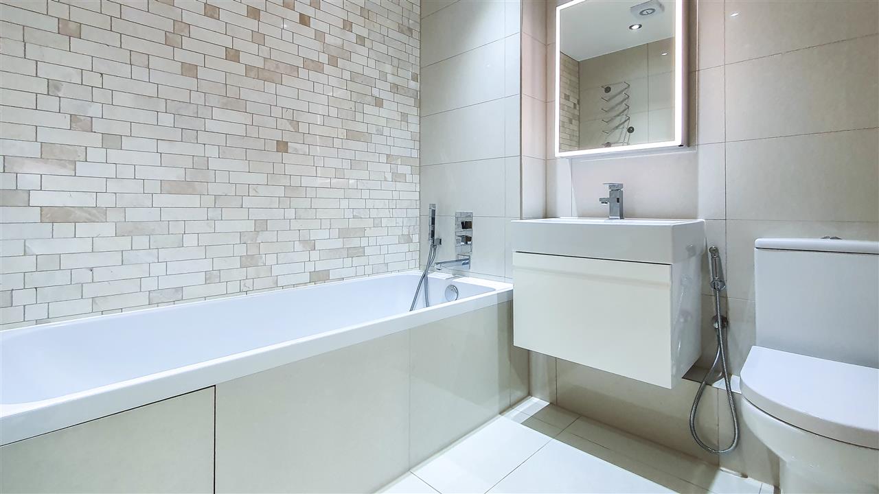 2 bed flat to rent in Manor Gardens 9