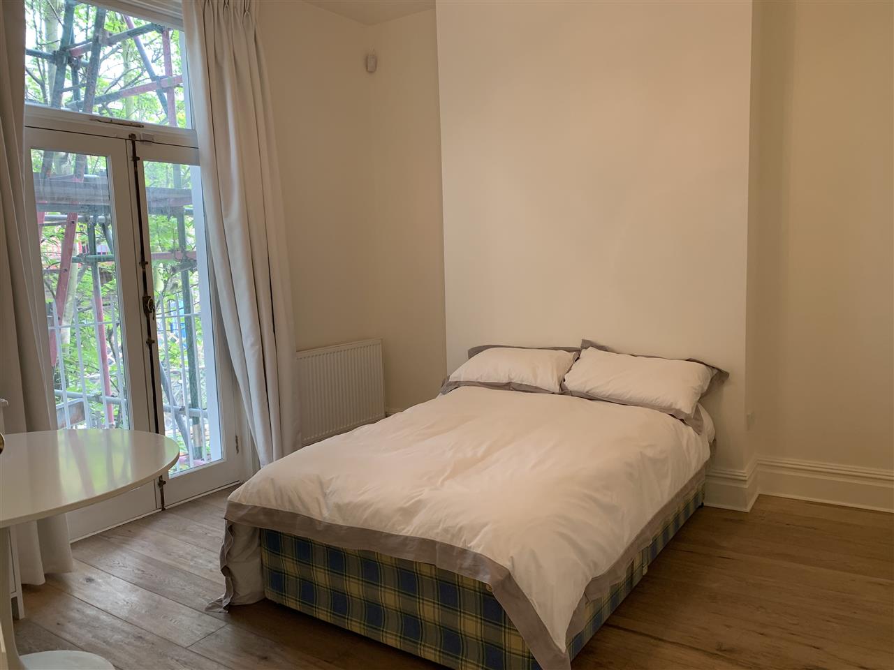 2 bed flat to rent in Celia Road 9