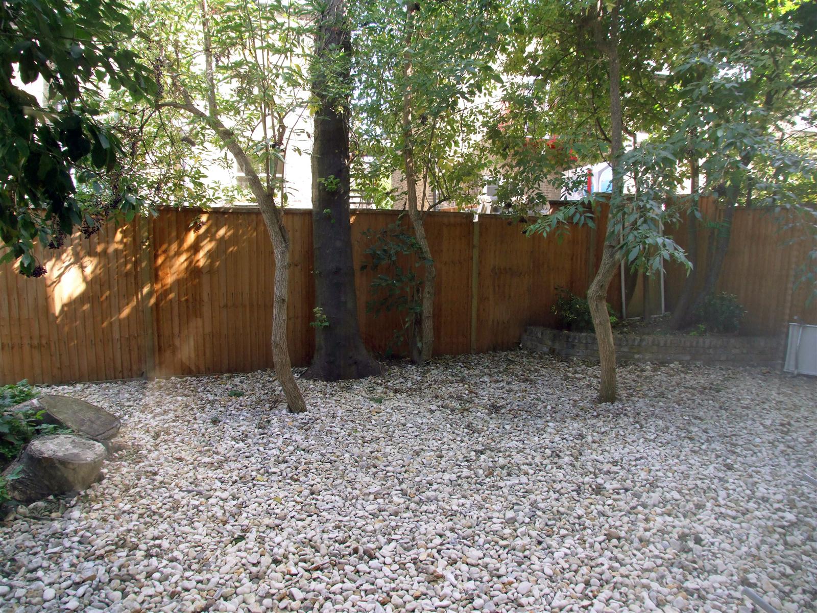 2 bed flat to rent in Celia Road 11