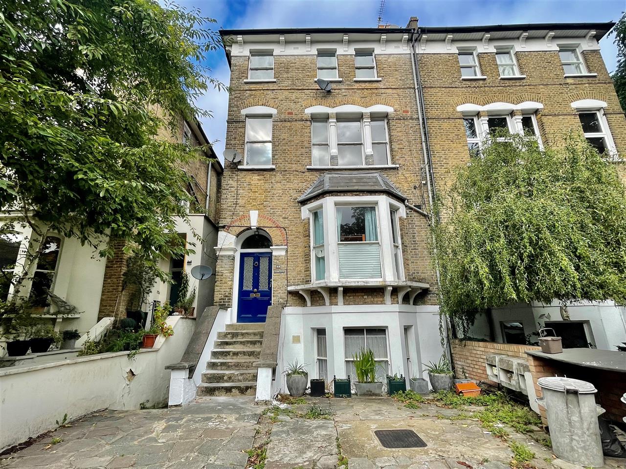 AVAILABLE NOW - Located opposite Carleton Road is this well presented and contemporary first floor UNFURNISHED converted apartment within walking distance of Tufnell Park Underground Station (Northern Line) and the local shopping, recreational and transport amenities of Holloway. The ...
