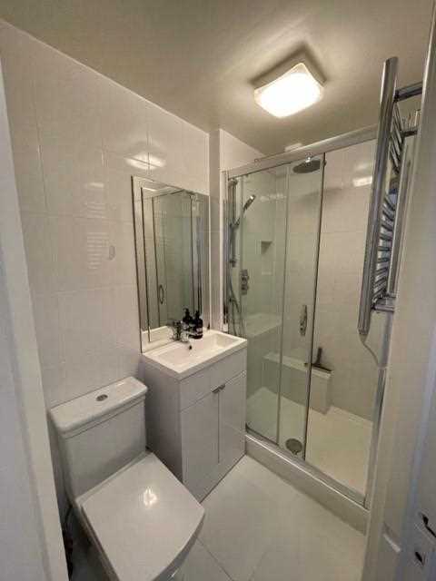 2 bed flat to rent in Churchill Road 5