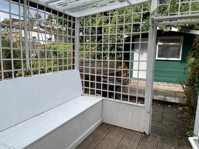 2 bed flat to rent in Churchill Road 8