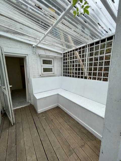 2 bed flat to rent in Churchill Road 9