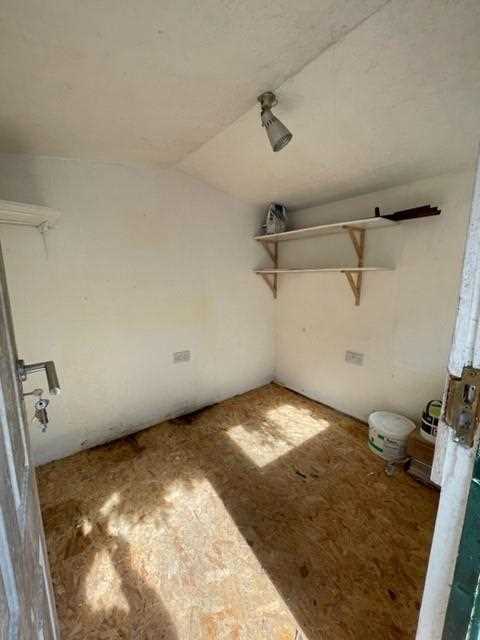 2 bed flat to rent in Churchill Road 11