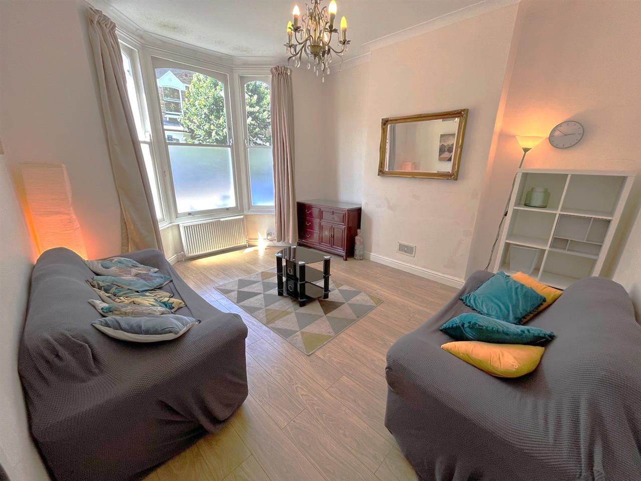 AVAILABLE IMMEDIATELY! WITH HOUSE OF MULTIPLE OCCUPATION LICENCE. A well presented two storey FURNISHED terraced Victorian house situated in a sought after location within close proximity to Archway (Northern Line) underground station, Upper Holloway overground station, Whittington Park, local ...