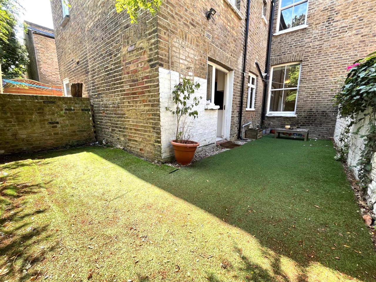 4 bed terraced house to rent in Wedmore Gardens 2