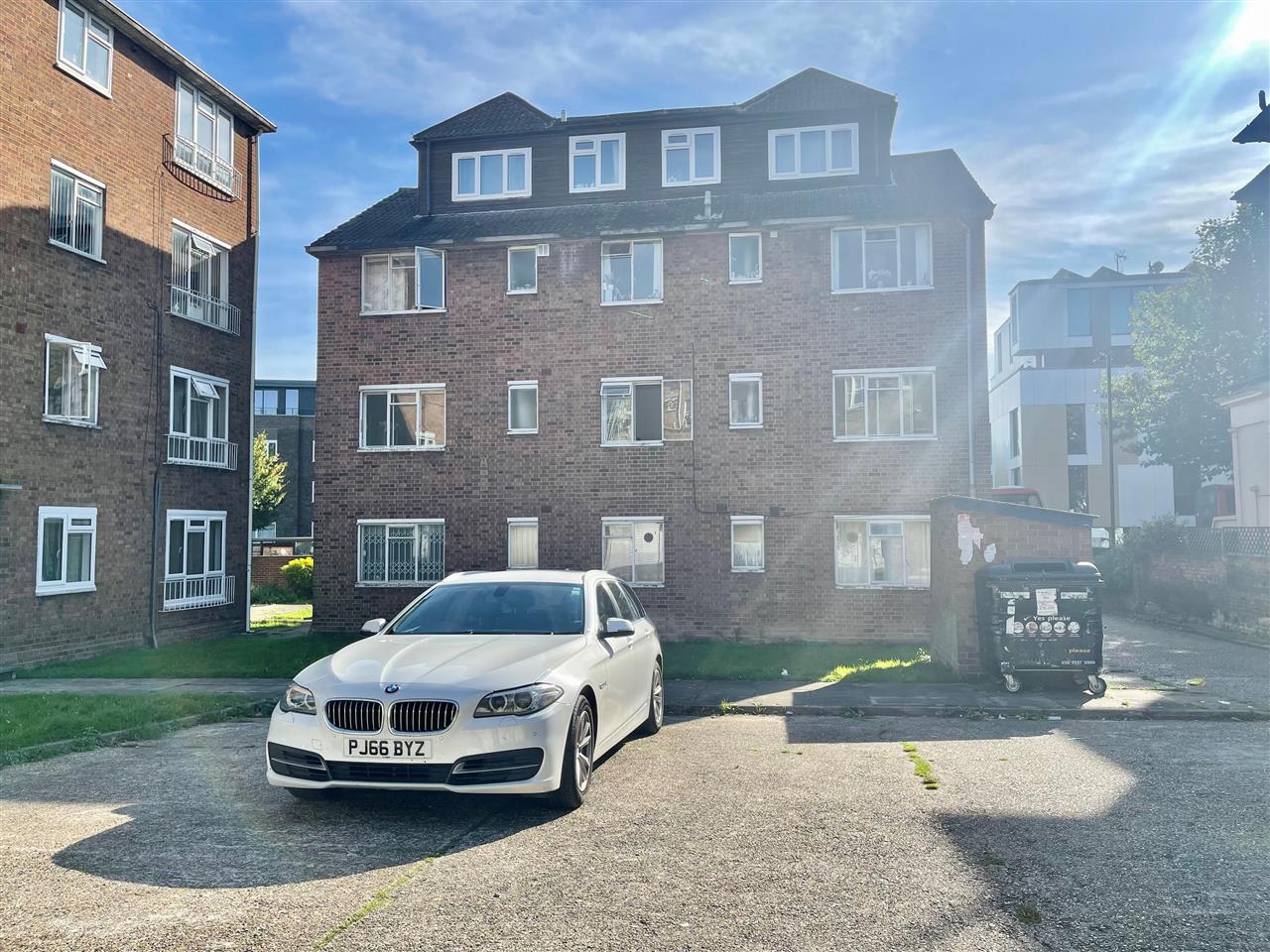 1 bed flat to rent in Junction Road 9