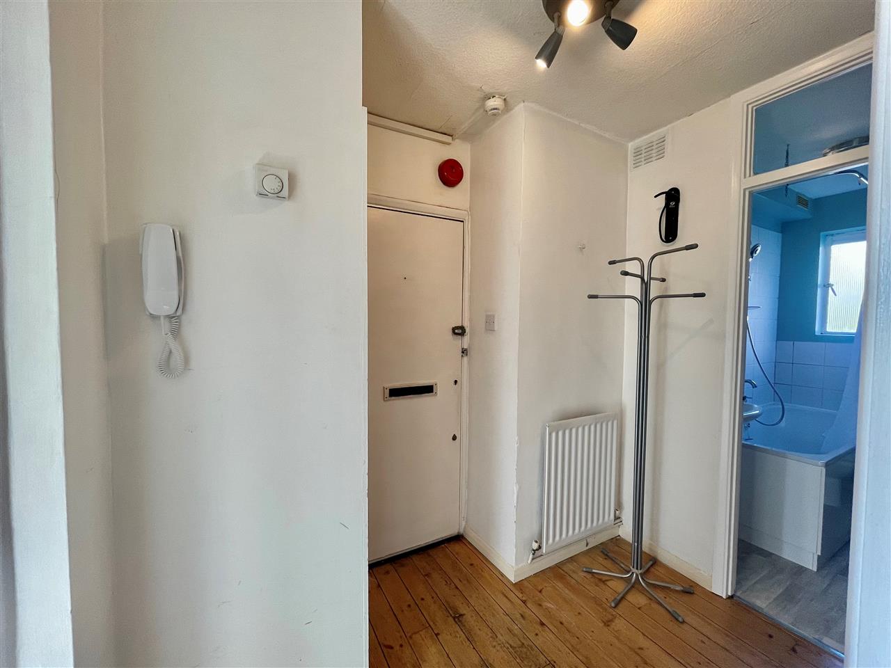 1 bed flat to rent in Junction Road 11