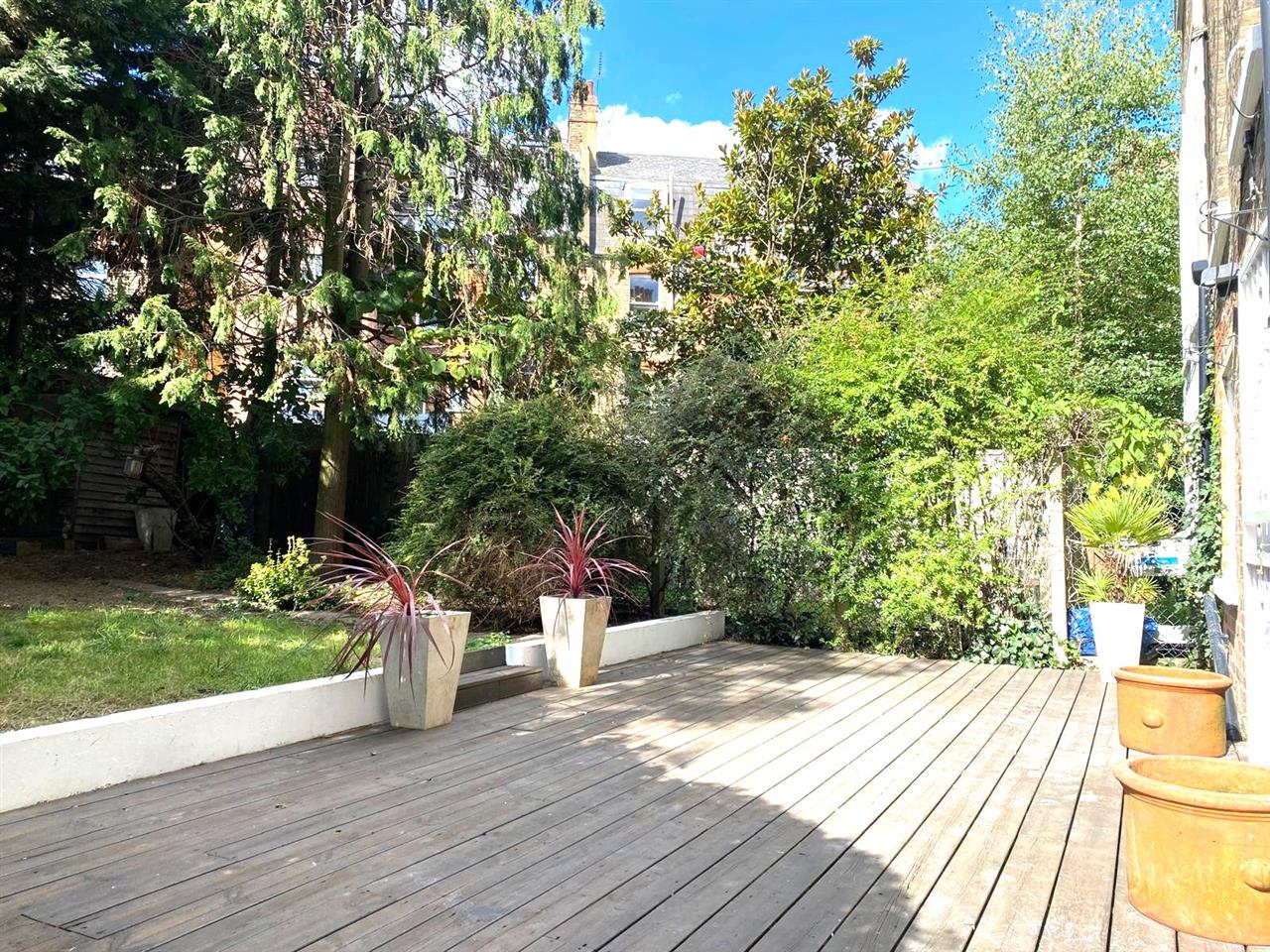 3 bed flat to rent in Lady Margaret Road 2