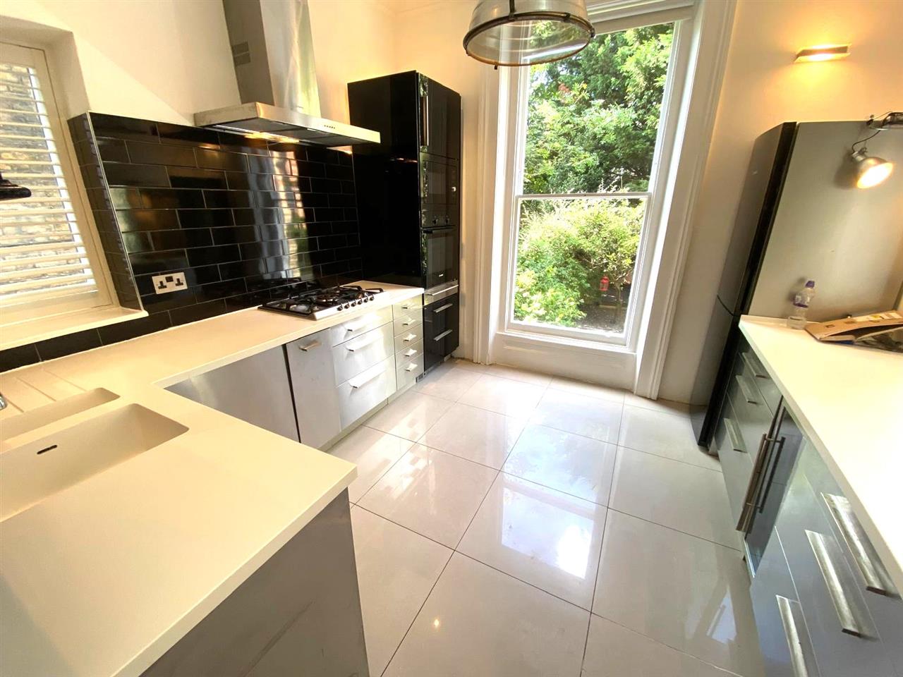 3 bed flat to rent in Lady Margaret Road 6