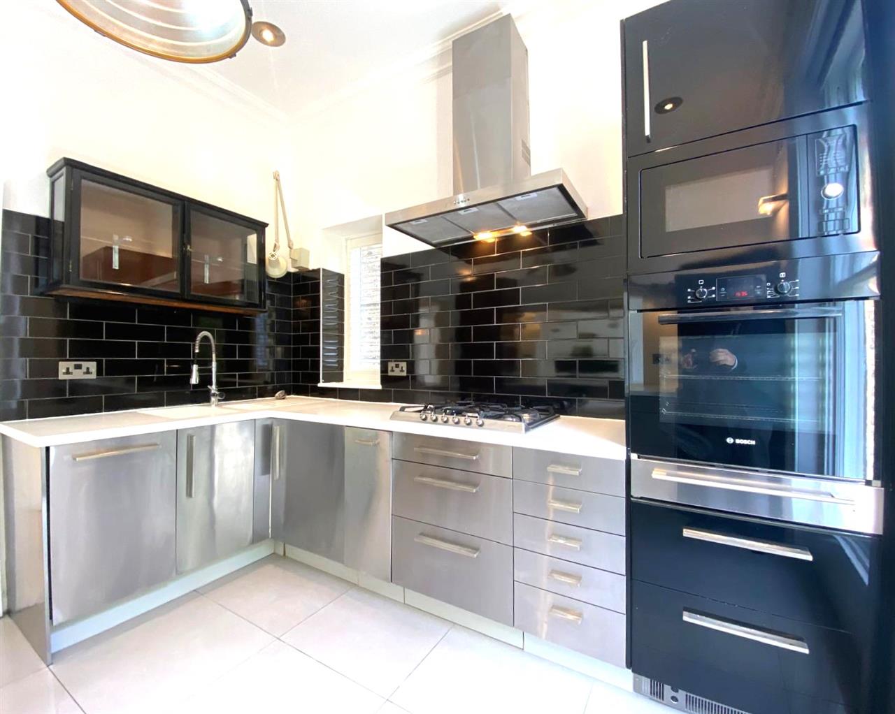 3 bed flat to rent in Lady Margaret Road 10