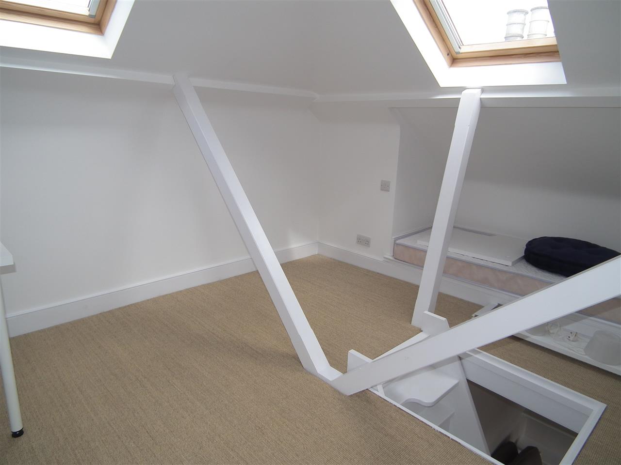 2 bed flat to rent in Beversbrook Road 4