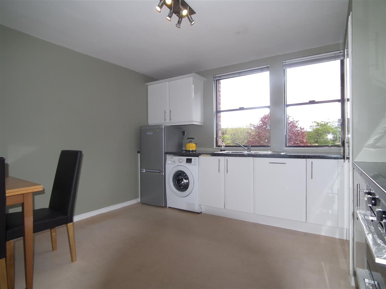 2 bed flat to rent in Greatfield Close 3
