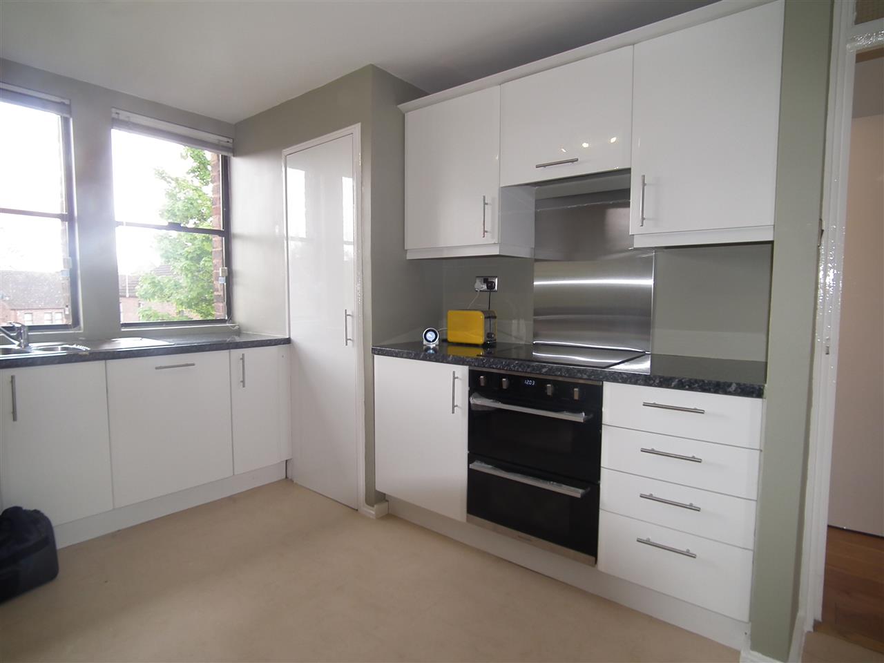 2 bed flat to rent in Greatfield Close 4