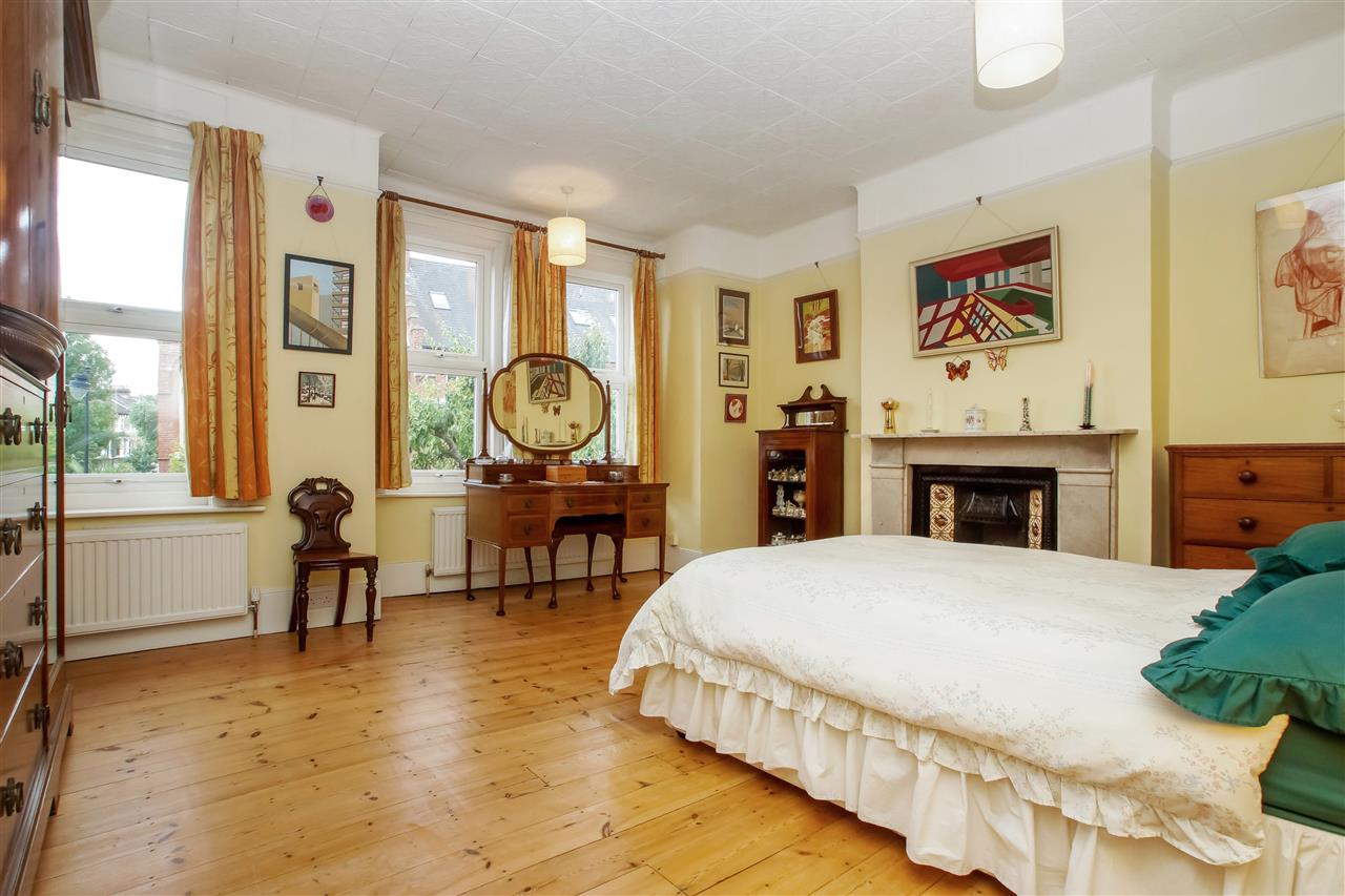 4 bed end of terrace house for sale in Tytherton Road 7