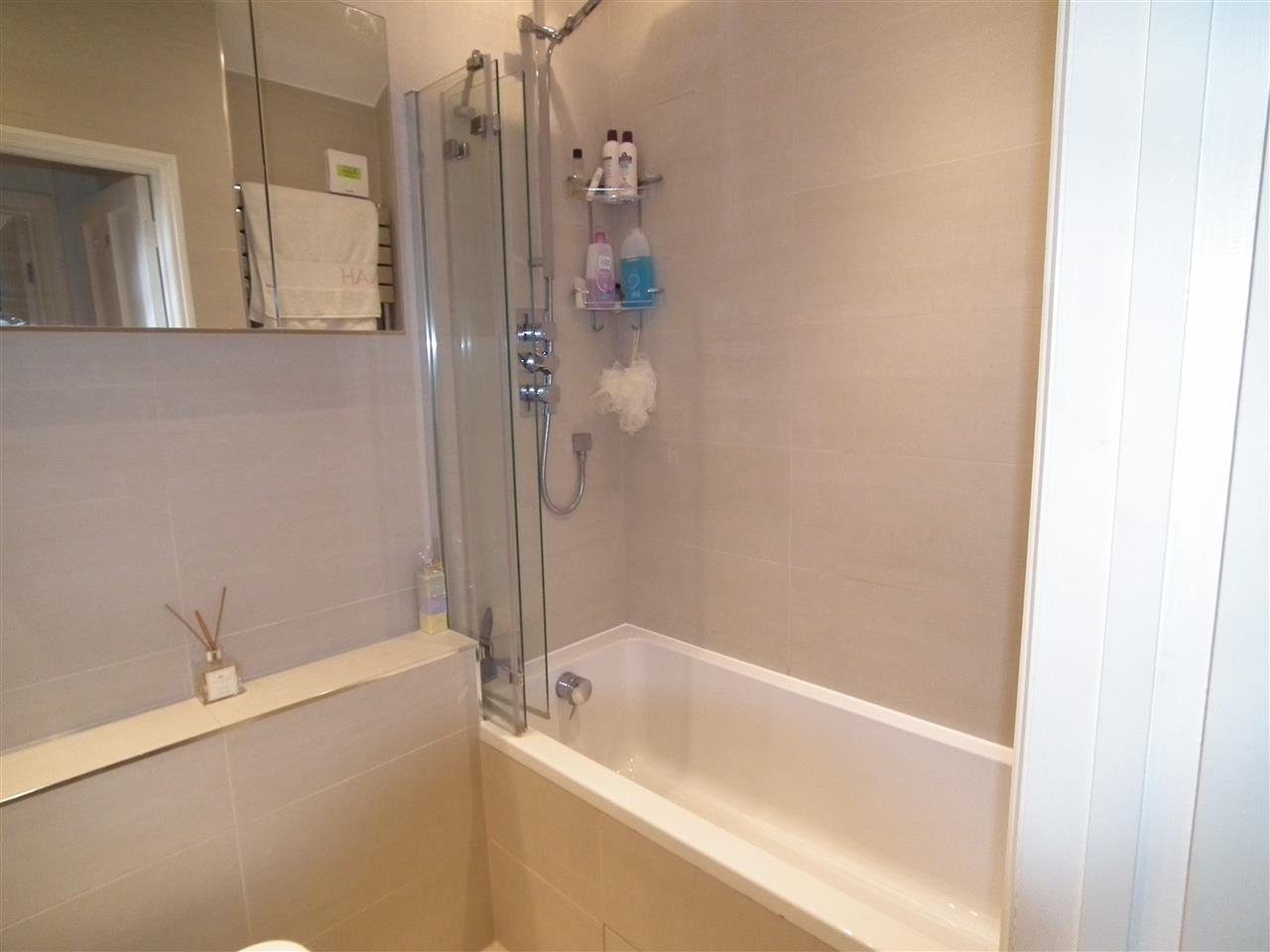 2 bed flat to rent in Southcote Road 7