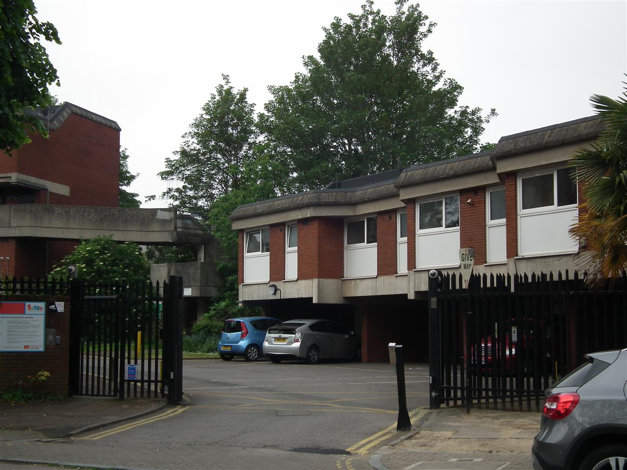 AVAILABLE IMMEDIATELY! A newly decorated and carpeted MAJORITY FURNISHED split level flat on a private residential gated estate within close proximity of  the shops and services of Tufnell Park & close to Holloway Road multiple shops and underground station (Piccadilly Line). The spacious ...