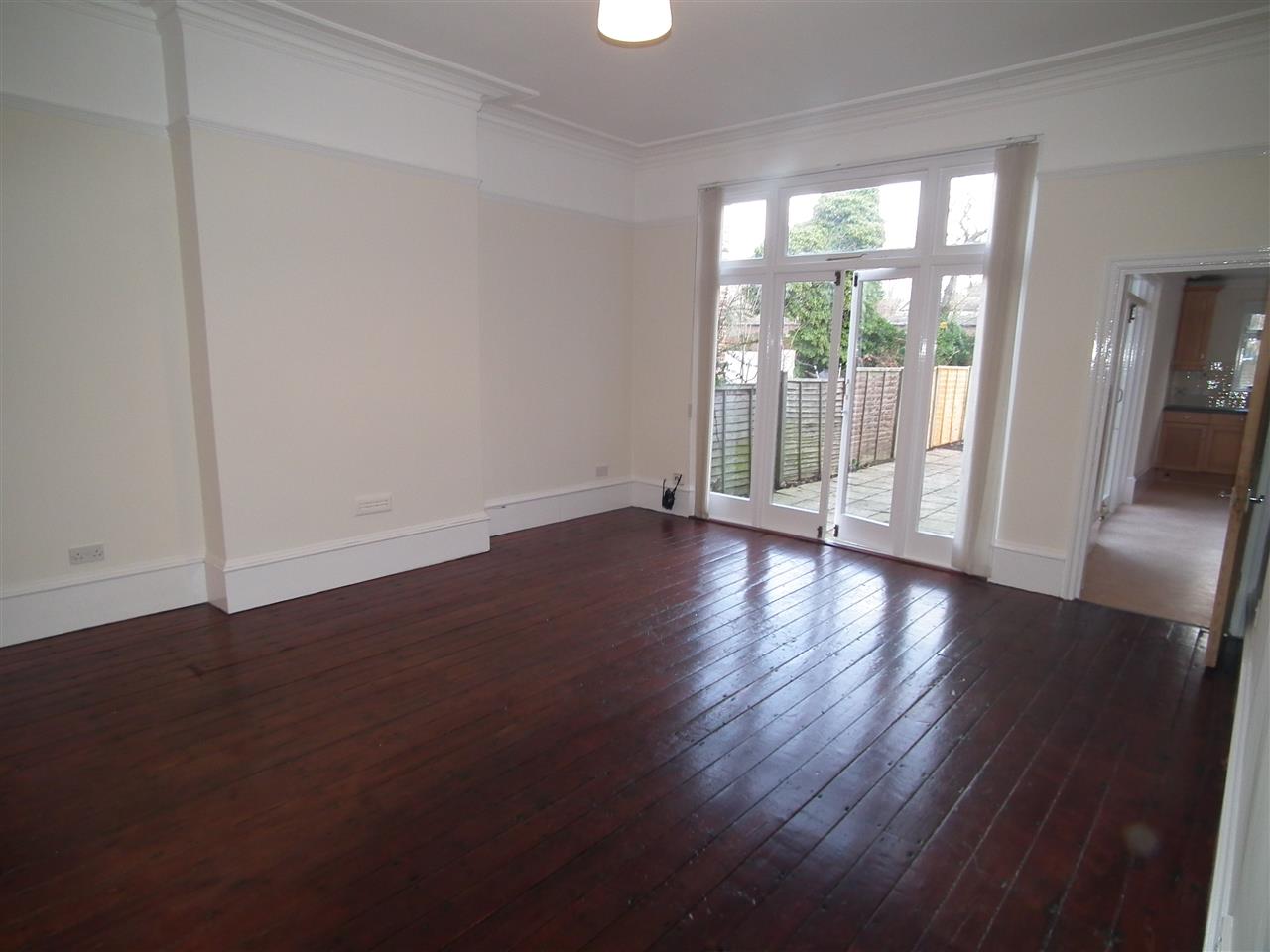 4 bed flat to rent in Fordwych Road 5