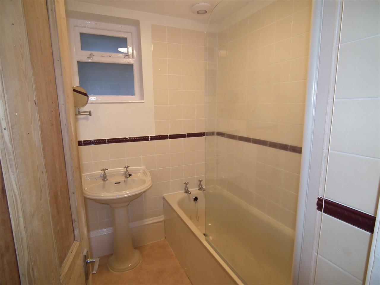 4 bed flat to rent in Fordwych Road 8