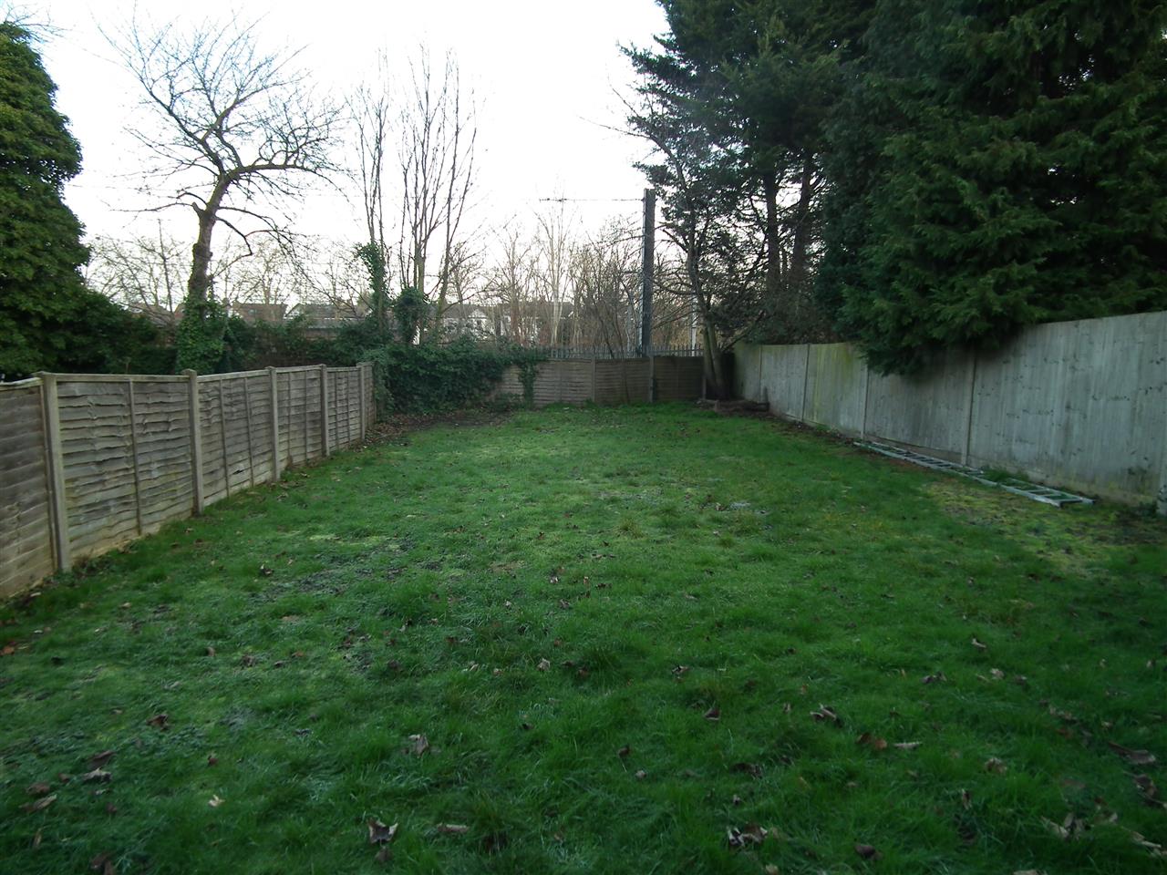 4 bed flat to rent in Fordwych Road 10