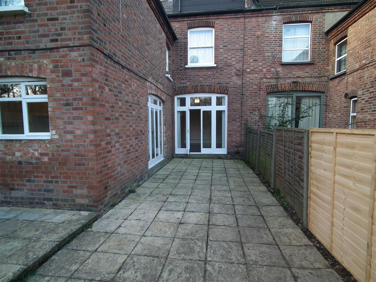 4 bed flat to rent in Fordwych Road 11