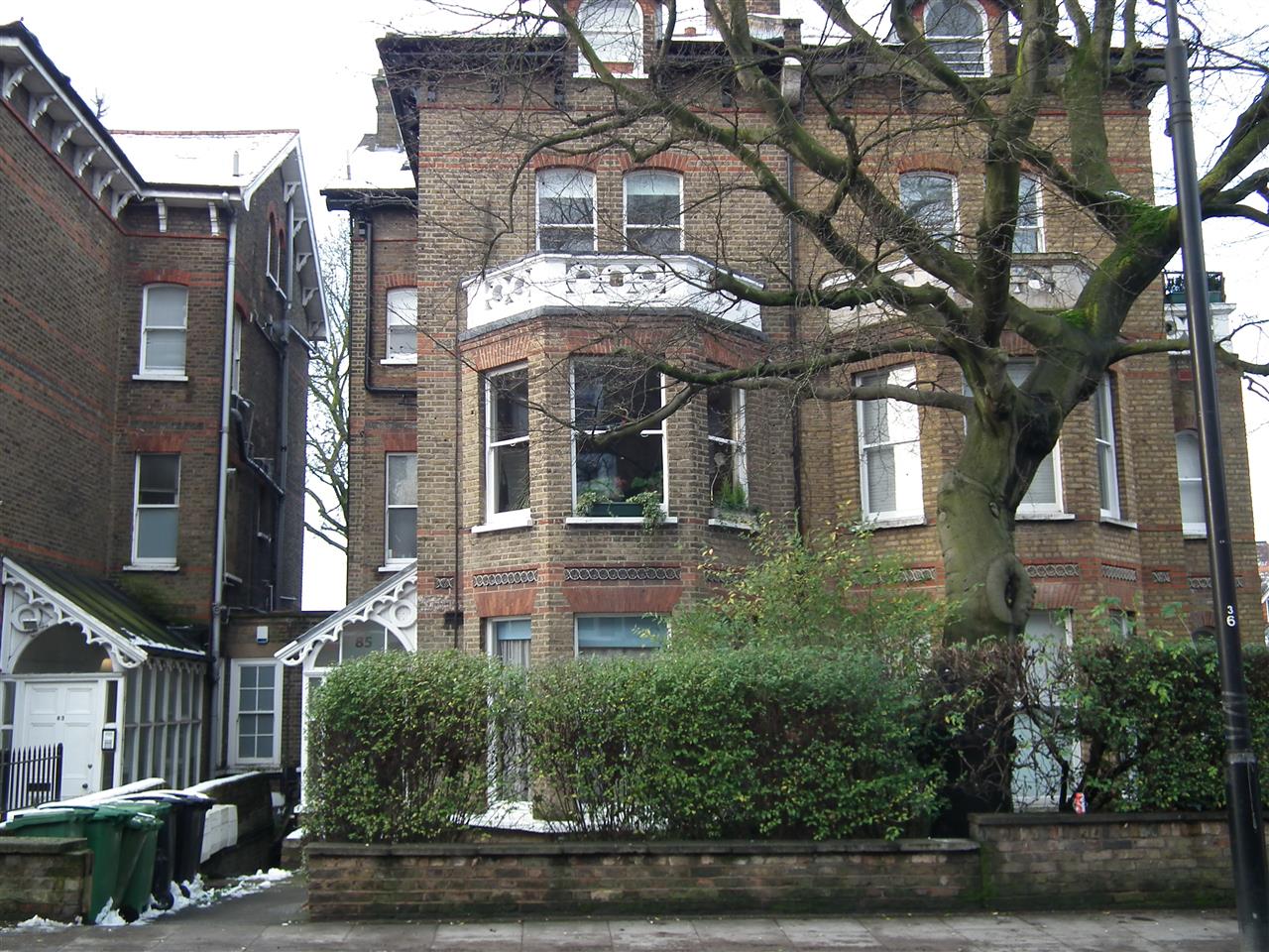 NO REFERENCE OR ADMINISTRATION FEES & AVAILABLE IMMEDIATELY! Located in the heart of Hampstead and within a short walk of Hampstead underground station (Northern Line) and the eclectic mix of trendy shops, bars and restaurants on the High Street is this UNFURNISHED second floor converted ...