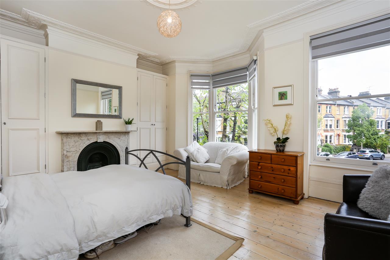 4 bed house for sale in Huddleston Road  - Property Image 2