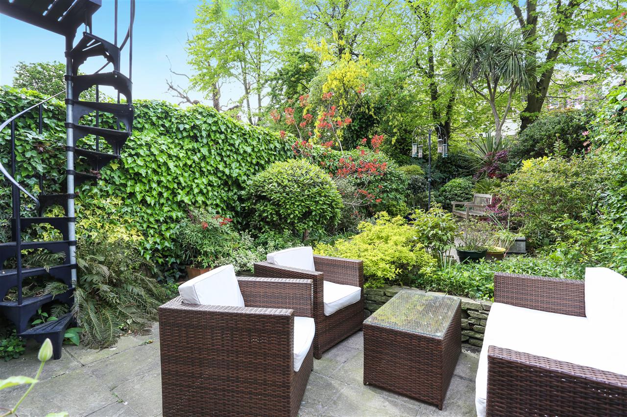 4 bed house for sale in Huddleston Road 12