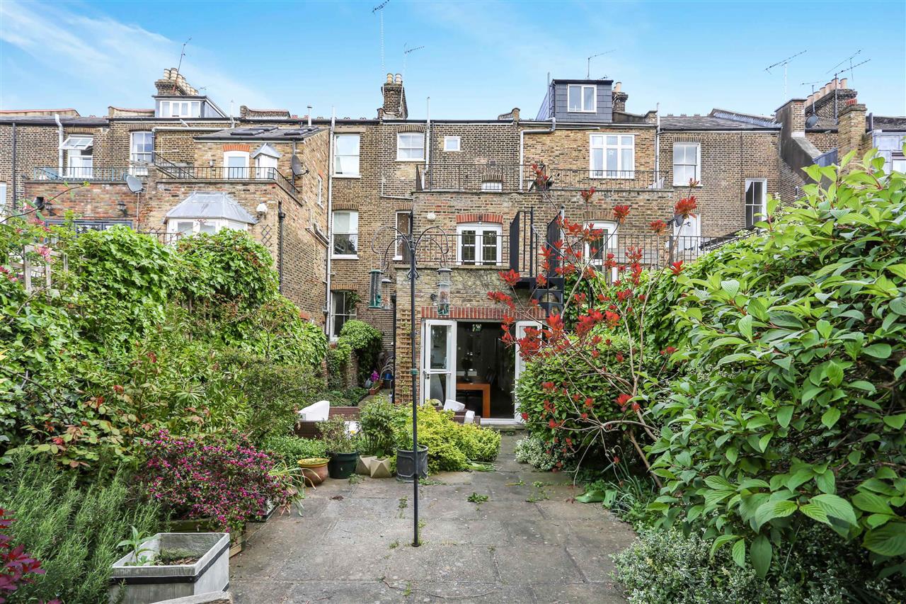 4 bed house for sale in Huddleston Road 16