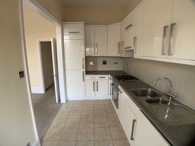 2 bed flat to rent in Muswell Hill Road 1