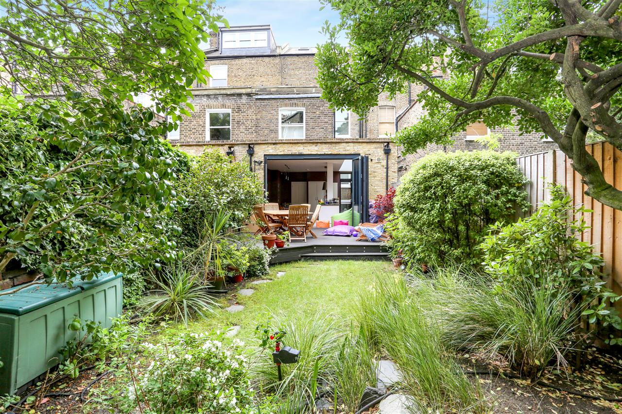 4 bed house for sale in Huddleston Road  - Property Image 4