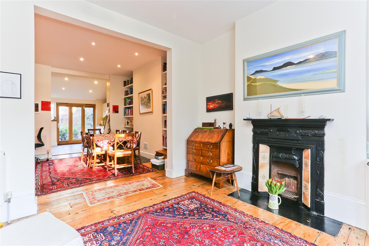 4 bed house for sale in Hargrave Road 1