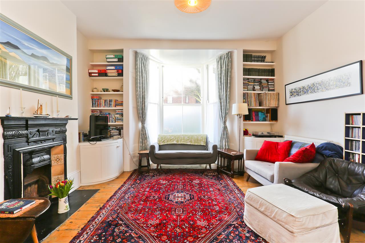 4 bed house for sale in Hargrave Road  - Property Image 3