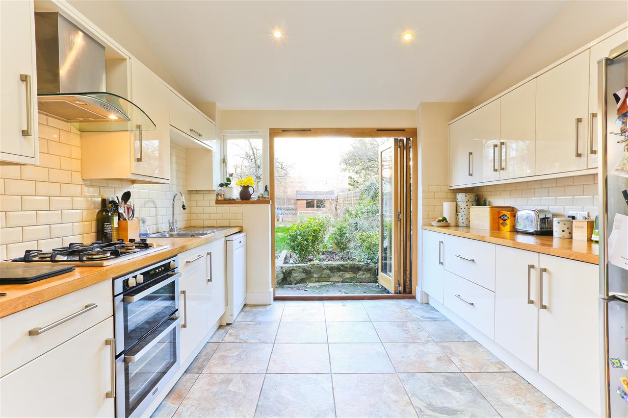 4 bed house for sale in Hargrave Road  - Property Image 5