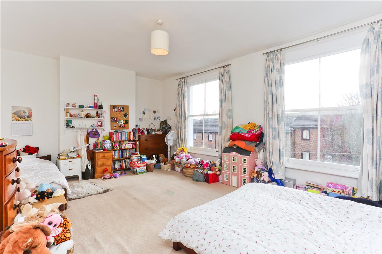 4 bed house for sale in Hargrave Road  - Property Image 6