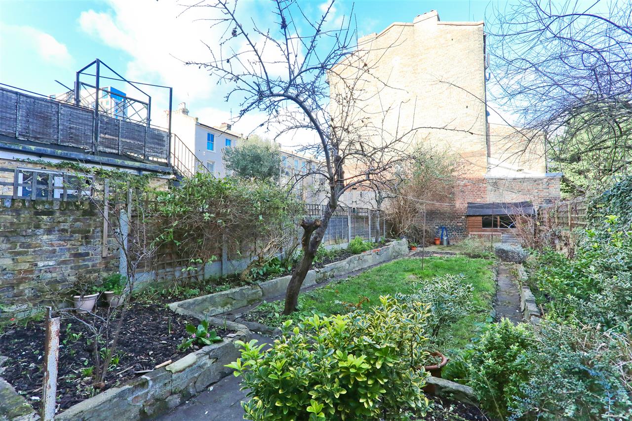 4 bed house for sale in Hargrave Road 11