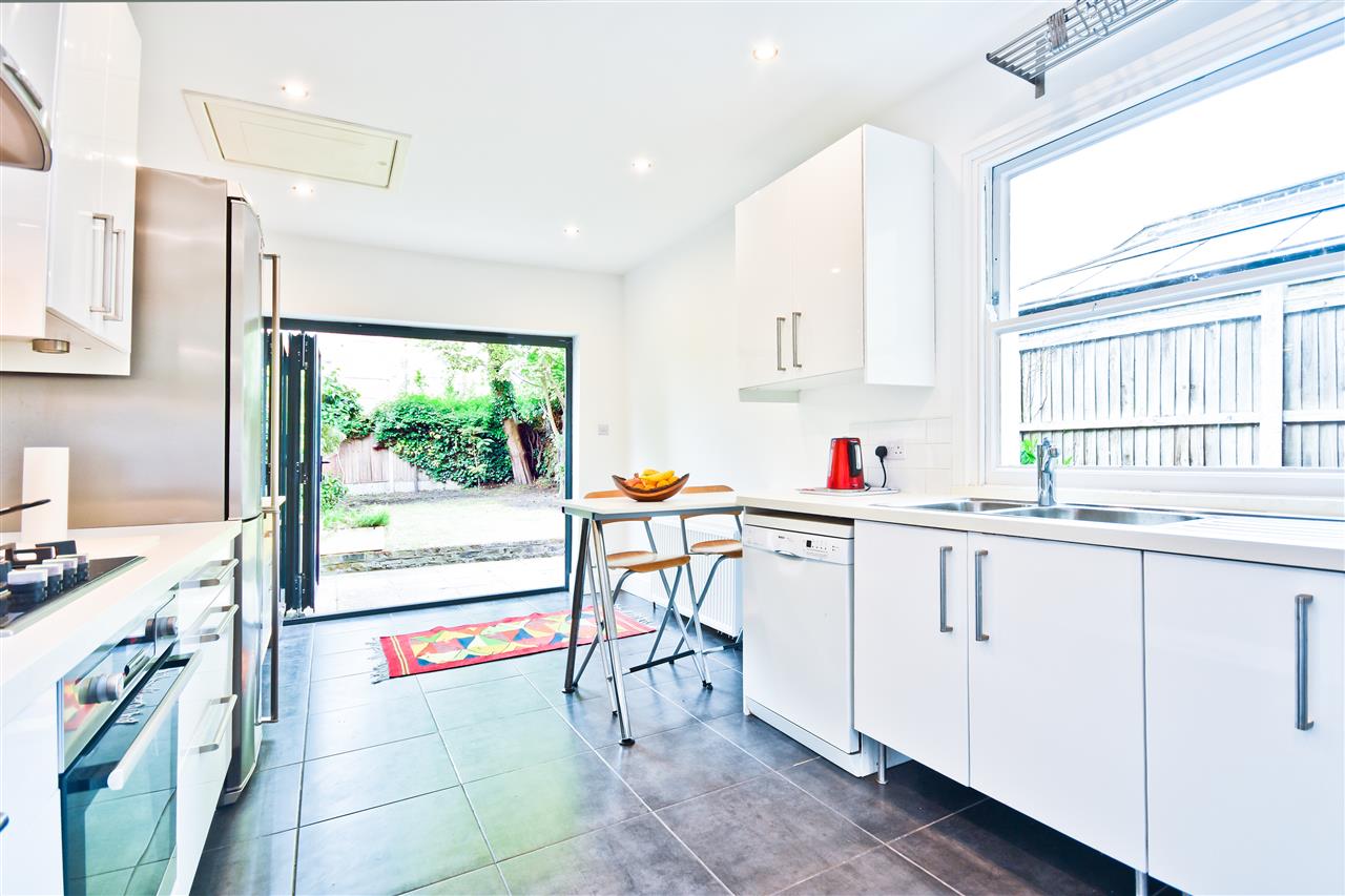 5 bed terraced house for sale in Yerbury Road 2