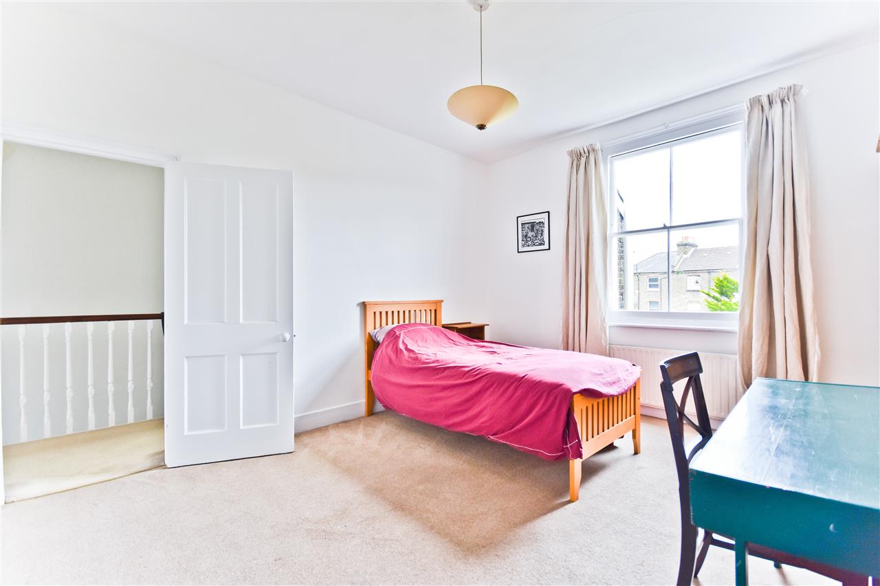 5 bed terraced house for sale in Yerbury Road 6