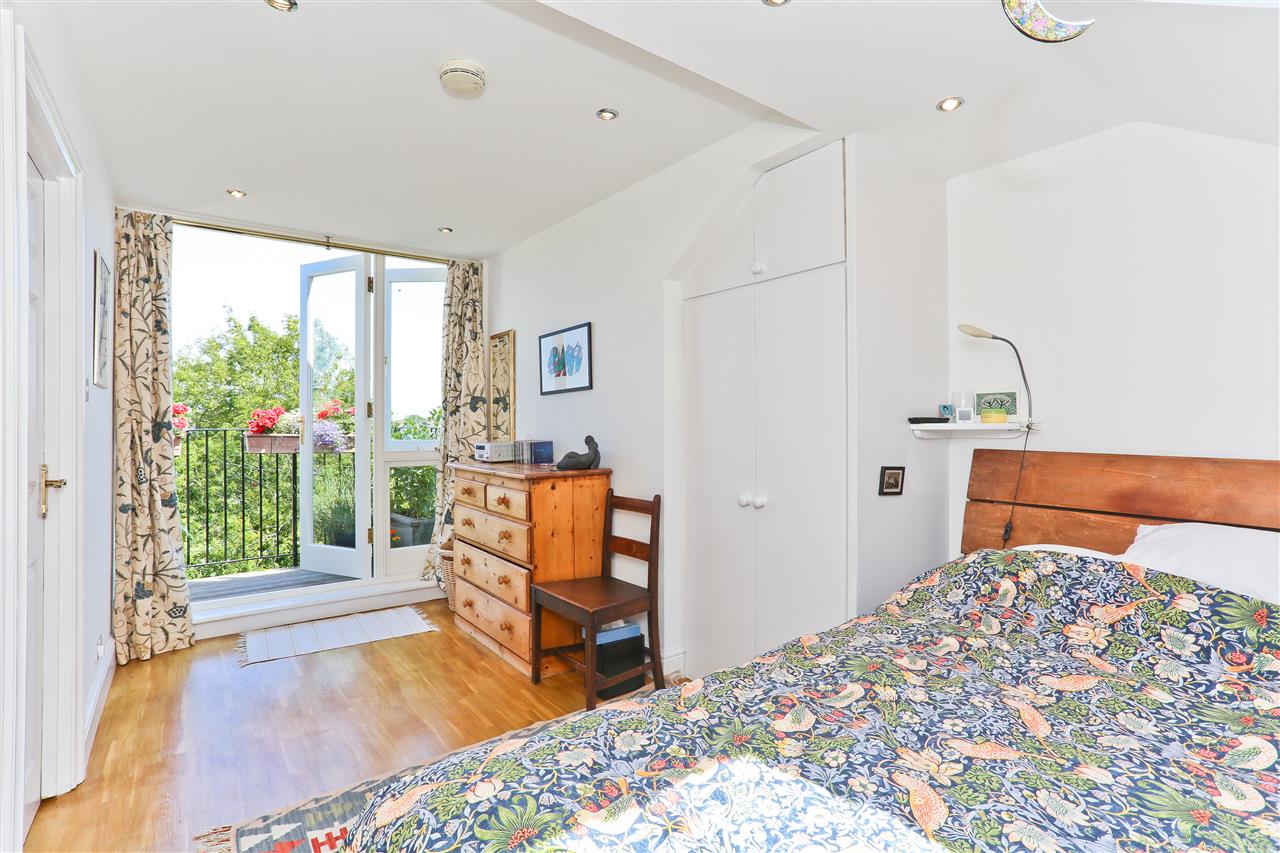 4 bed flat for sale in Huddleston Road 1