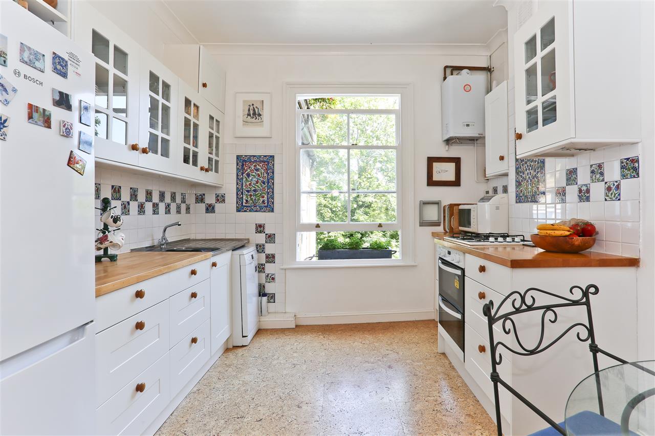 4 bed flat for sale in Huddleston Road 2