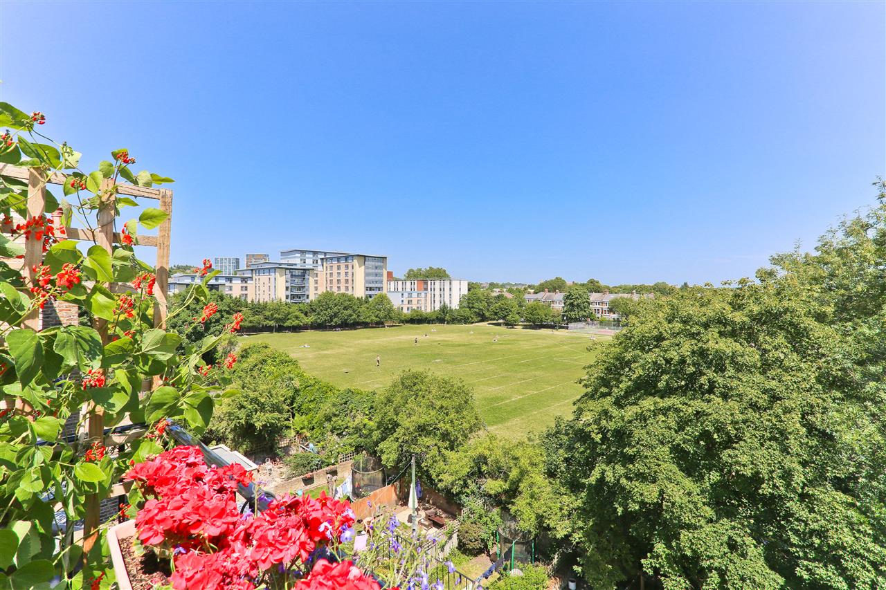 4 bed flat for sale in Huddleston Road  - Property Image 4