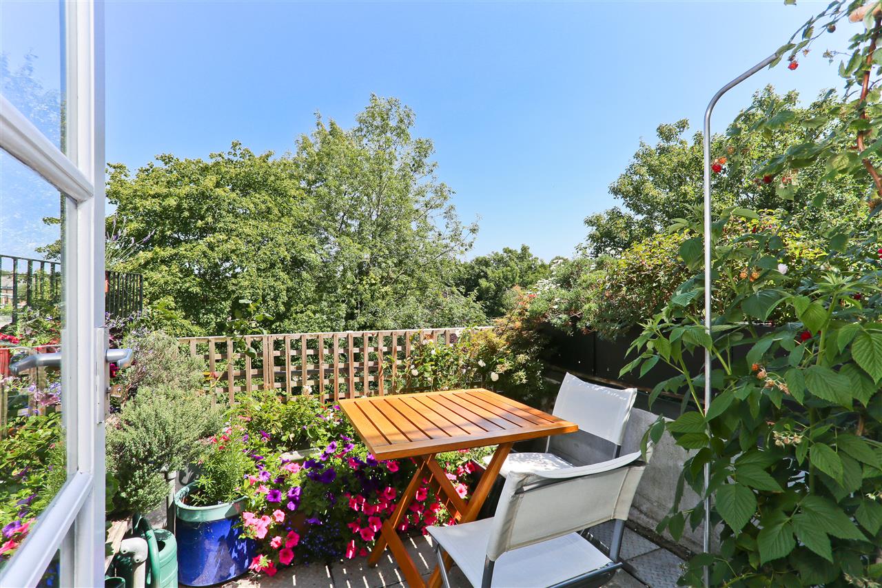 4 bed flat for sale in Huddleston Road 8