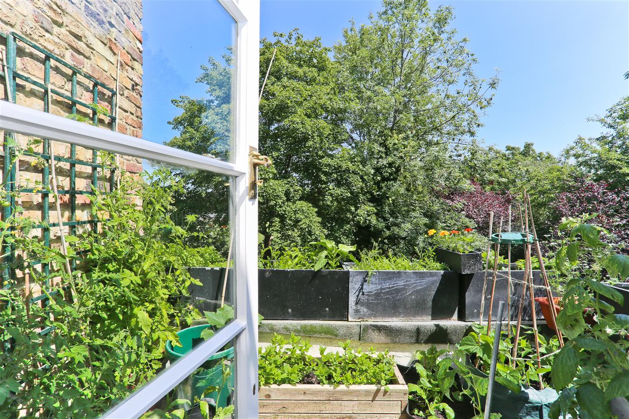 4 bed flat for sale in Huddleston Road  - Property Image 11