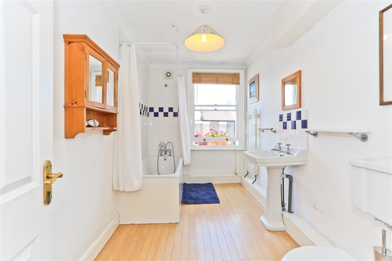 4 bed flat for sale in Huddleston Road 11