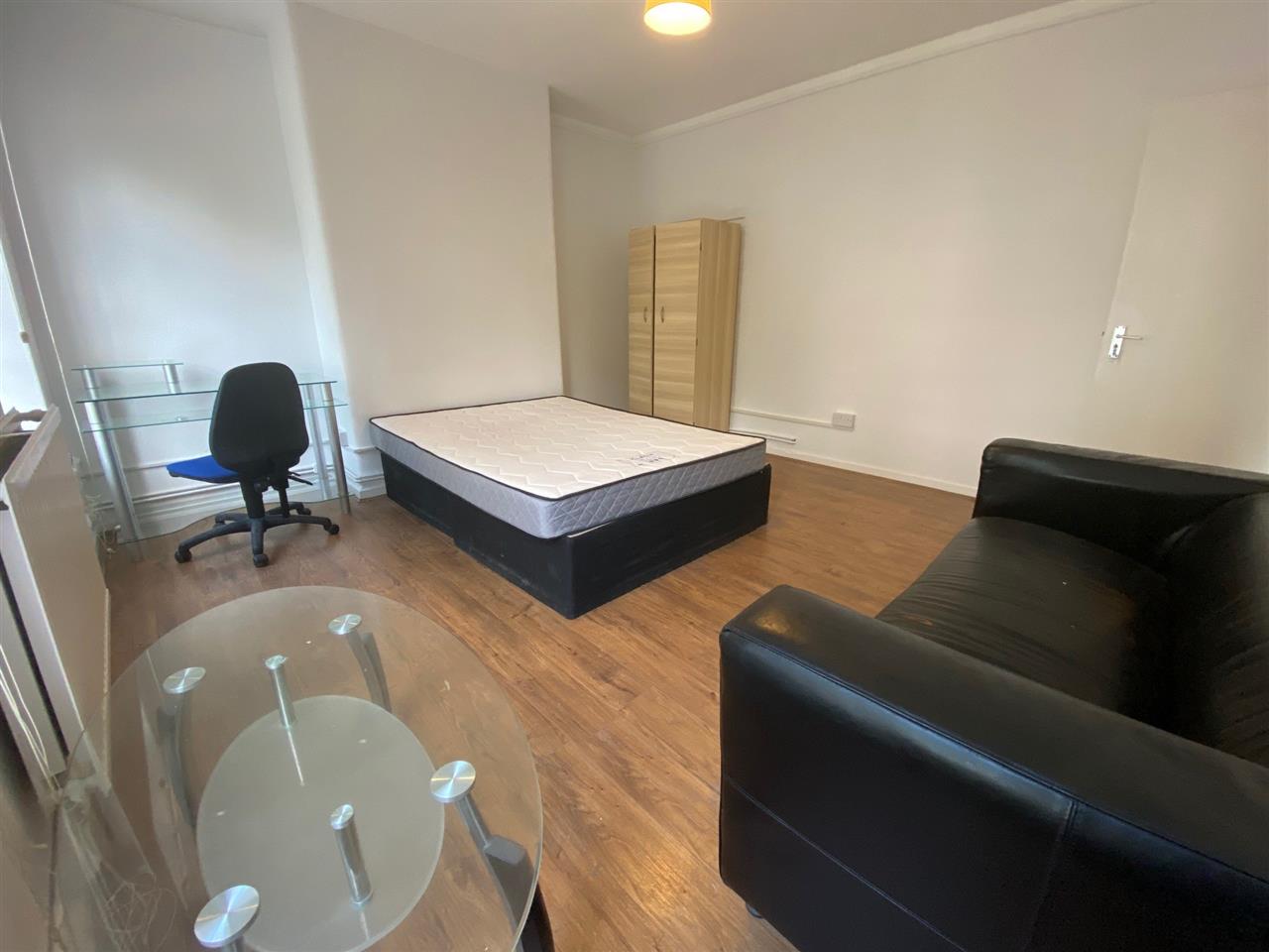 3 bed flat to rent in Phoenix Road 1