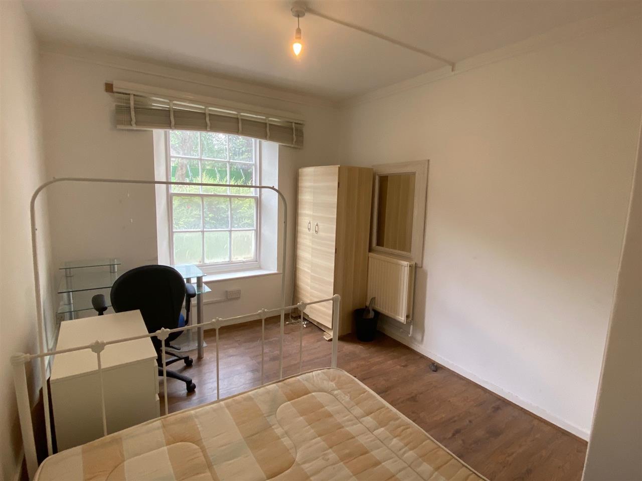 3 bed flat to rent in Phoenix Road  - Property Image 5