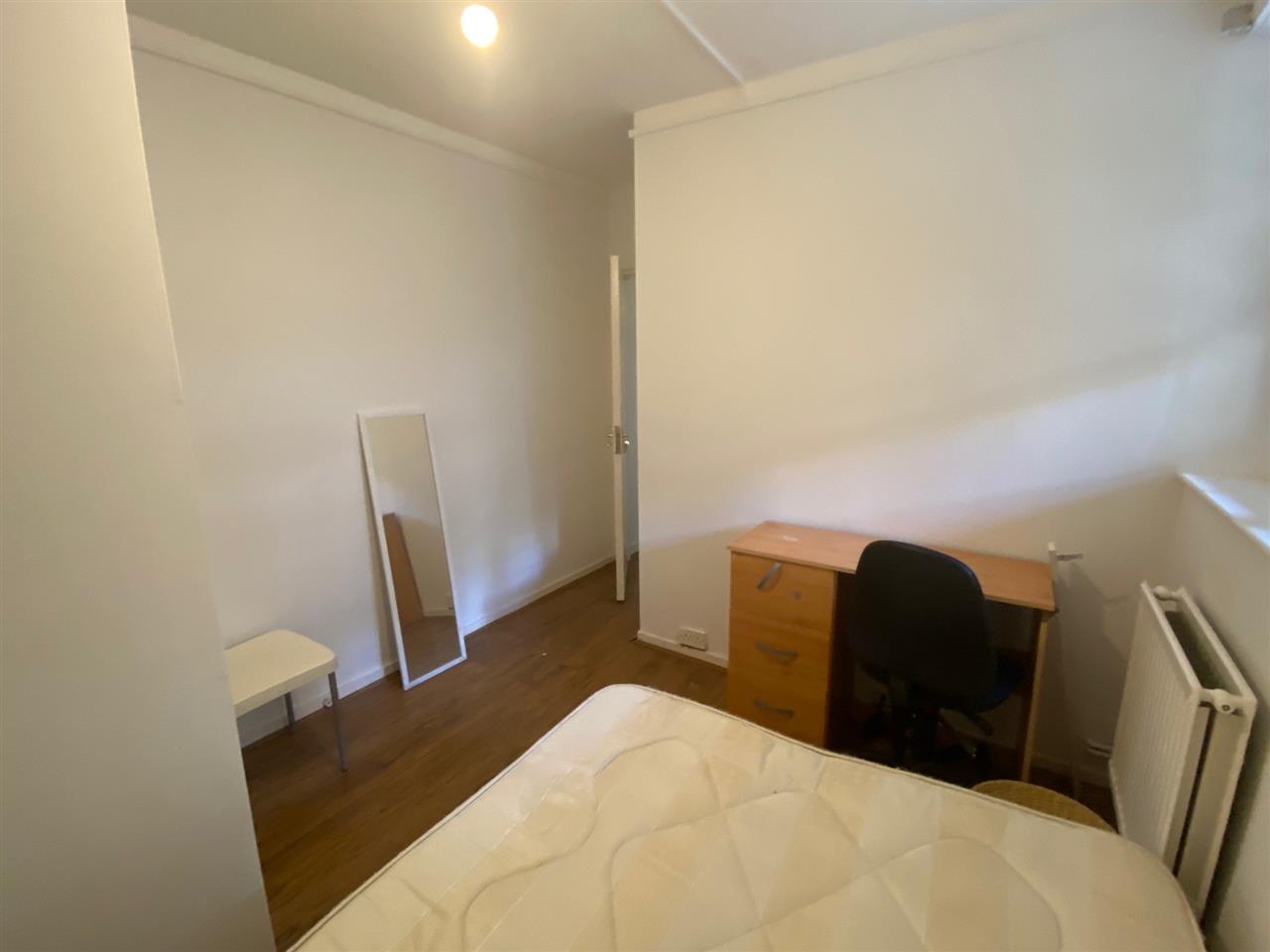 3 bed flat to rent in Phoenix Road 6