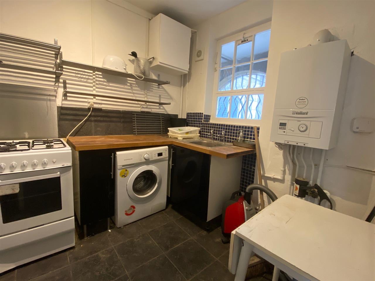 3 bed flat to rent in Phoenix Road  - Property Image 9